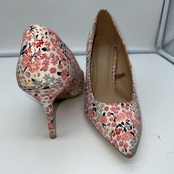 Old Navy Ditzy Floral Canvas Pump - Picture 12 of 12